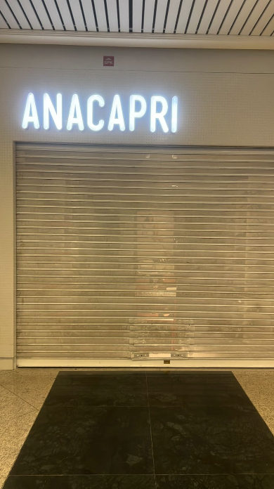 Porta de aço em loja Anacapri - shopping