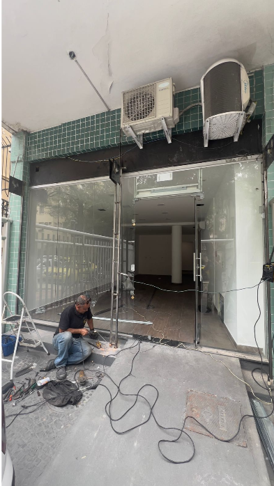 Instalação de porta de vidro e estrutura em loja