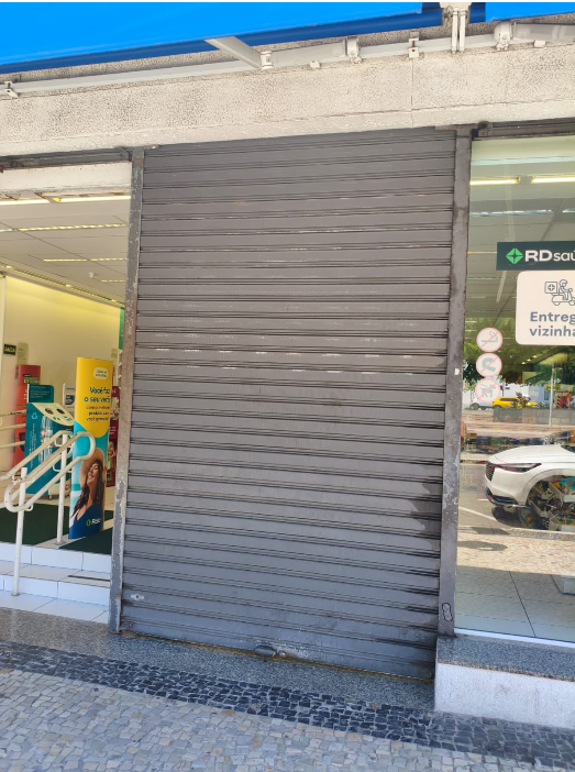 Porta de aço cinza em farmácia RD Saúde