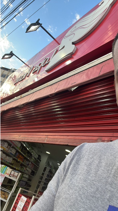 Porta de aço vermelha em loja de varejo no centro do RJ