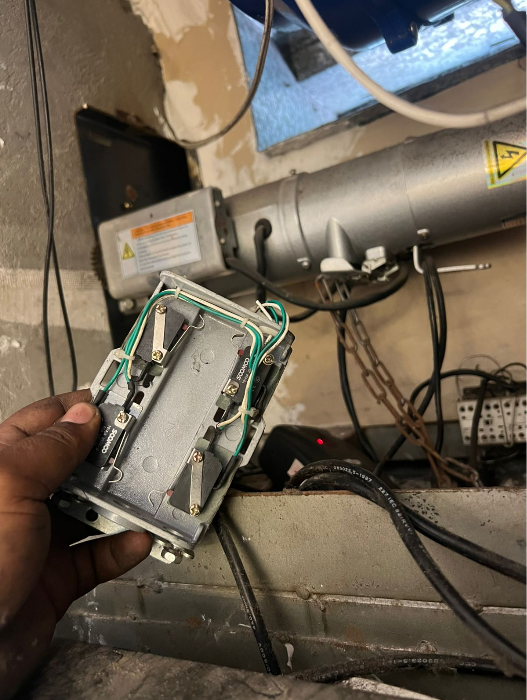Manutenção em central elétrica de porta automática