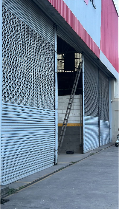 Instalação de porta de aço industrial de grande porte