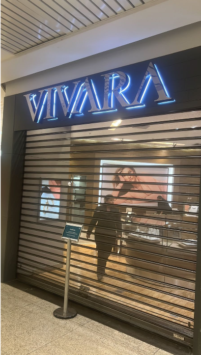 Porta de aço em loja Vivara - shopping