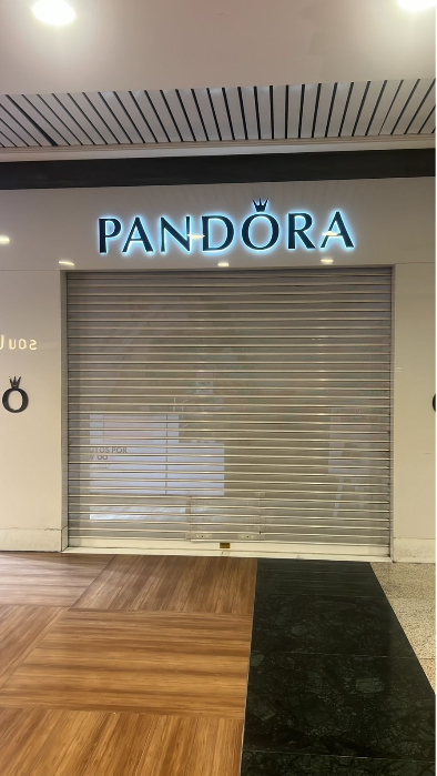 Porta de aço em loja Pandora - shopping